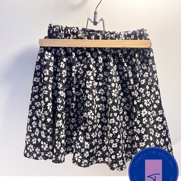 Shein -Girls Skirt - School Clothes - Black and While Flowered Pattern - Size 10 - Picture 2 of 4